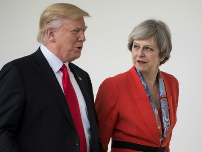 Thủ tướng Anh Theresa May (phải) gặp Tổng thống Mỹ Trump tại Nhà Trắng tháng 1/2017. Ảnh: AFP