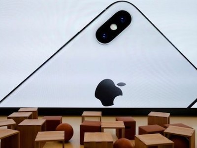 Biển quảng cáo iPhone X tại một cửa hàng của Apple. Ảnh: cnbctv18.