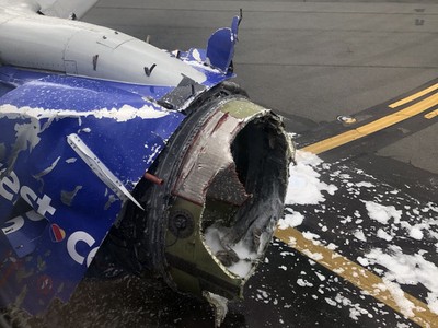 Động cơ của chiếc Boeing 737-700 sau khi hạ cánh khẩn cấp. Ảnh: Twitter.