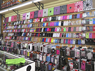 Bên trong một cửa hàng bán phụ kiện cho điện thoại di động.