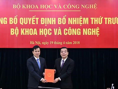 Bộ trưởng Chu Ngọc An trao quyết định cho tân Thứ trưởng Bùi Thế Duy. Ảnh báo KHPT