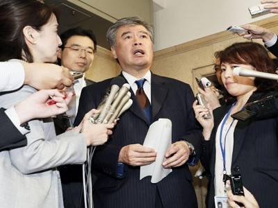 Ông Junichi Fukuda trả lời báo chí về cáo buộc quấy rối tình dục nhiều nữ phóng viên hôm 18/4. Ảnh: Kyodo News.