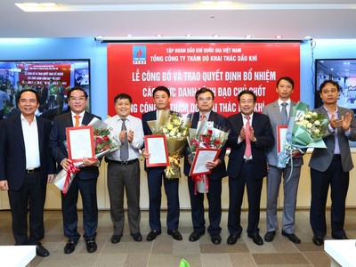 Lãnh đạo PVN trao quyết định và chúc mừng các đồng chí được bổ nhiệm.Ảnh PVEP