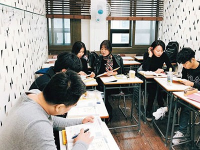 Một lớp học tiếng Việt ở quận trung tâm thủ đô Seoul. Ảnh: Chosun Ilbo.