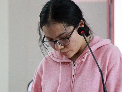 Bị cáo Phan Thị Huyền cúi gằm mặt suốt phiên tòa. Ảnh: Nguyễn Khoa.