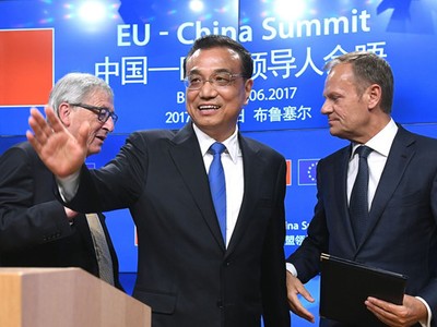 Thủ tướng Lý Khắc Cường và Chủ tịch Ủy ban Châu Âu Jean-Claude Juncker và Chủ tịch Hội đồng Châu Âu Donald Tusk tại hội nghị Trung Quốc - EU năm ngoái. Ảnh: AFP.