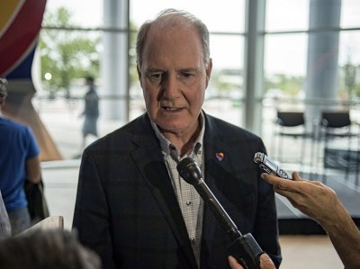 CEO của Southwest Airliné Gary Kelly xin lỗi về cái chết của một nữ hành khách trên chuyến bay 1380 trong cuộc họp báo hôm 18/4. Ảnh: AOL.