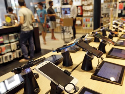 Người tiêu dùng sẽ dễ bị phân vân trước hàng loạt sản phẩm trưng bày tại cửa hàng điện thoại di động. Ảnh: Mobilenapps.