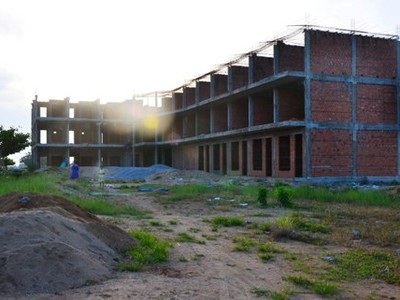 Công trình tổ hợp dịch vụ nhà hàng khách sạn ở đảo Lý Sơn từng bị đình chỉ xây dựng do sai phạm. Ảnh: Thạch Thảo.