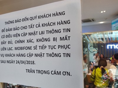 Thông báo dán tại cửa hàng MobiFone trên đường Nguyễn Du, quận 1, TP HCM. Ảnh: Anh Tú