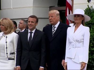 Melania từ chối nắm tay ông Trump khi đón vợ chồng Tổng thống Pháp