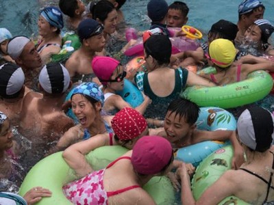Người dân vui chơi trong một bể bơi ở công viên nước tại Bình Nhưỡng. Ảnh: AFP.