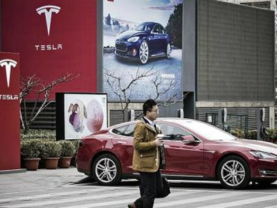 Ô tô điện Model S của Tesla tại một trạm sạc điện tại Bắc Kinh