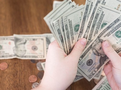 CEO một công ty xây dựng nhận mức lương 104 triệu USD (tương đương gần 2,4 nghìn tỷ đồng) trong năm 2017.