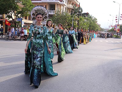 Tuần lễ văn hoá du lịch Đồng Hới nhằm quảng bá hình ảnh du lịch Quảng Bình. Ảnh: Hoàng Táo