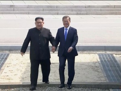 Khoảnh khắc ông Kim Jong-un mời Tổng thống Hàn Quốc bước qua giới tuyến