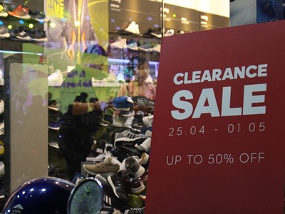 Nhiều chương trình ưu đãi dành cho khách hàng tại phố Thời trang (quận 5, TP.HCM). Ảnh: Phúc Minh.