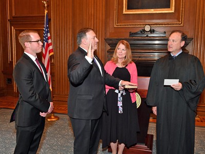 Tân Ngoại trưởng Mỹ Pompeo tuyên thệ tại Tòa án tối cao ngày 26/4. Ảnh: Văn phòng Bộ Ngoại giao Mỹ.