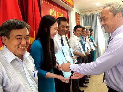 Ông Nguyễn Phú Cường, Bí thư Tỉnh ủy Đồng Nai trao quyết định điều động các lãnh đạo huyện sáng 27/4. Ảnh: Thái Hà.