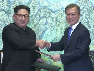 Lãnh đạo Triều Tiên và Tổng thống Hàn Quốc sau cuộc họp thượng đỉnh. Ảnh: CNN.