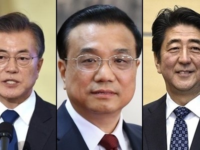 Từ trái qua, Tổng thống Hàn Quốc Moon Jae-in, Thủ tướng Trung Quốc Lý Khắc Cường và Thủ tướng Nhật Bản Shinzo Abe. Ảnh: Reuters.