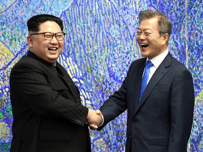 Tổng thống Hàn Quốc Moon Jae-in (phải) và nhà lãnh đạo Triều Tiên Kim Jong-un (Ảnh: Reuters)