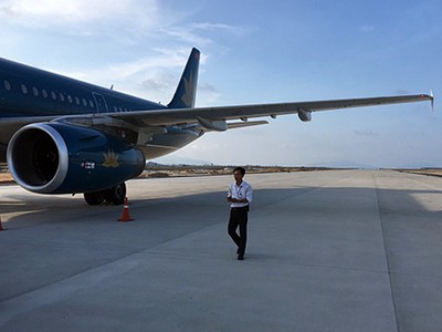 Máy bay chở hơn 200 hành khách đáp nhầm đường băng tại sân bay Cam Ranh. Ảnh: An Phước.