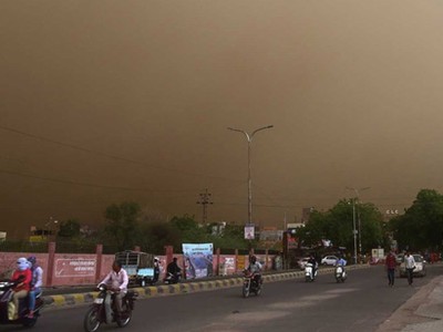 Cơn bão làm đen kịt bầu trời nhiều khu vực ở bang Rajasthan hôm qua. Ảnh: PTI