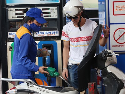 Người dân đổ xăng RON 95 tại một trạm của Petrolimex. 