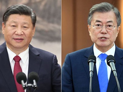 Tổng thống Hàn Quốc Moon Jae-in, phải, và Chủ tịch Trung Quốc Tập Cận Bình. Ảnh: China Plus.