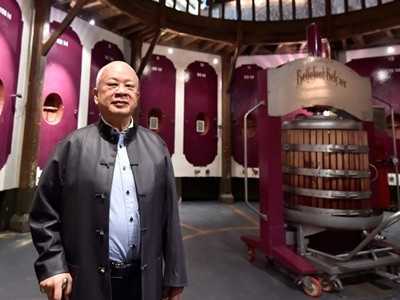 Ông Peter Kwok tại Bellefont-Belcier, nhà máy sản xuất rượu mới nhất của ông. Ảnh: AFP.