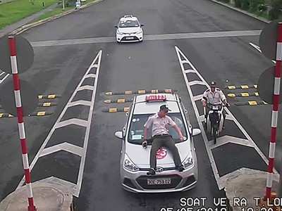 Nhân viên an ninh bị taxi hất lên capo được camera ghi lại. Ảnh: Sân bay Nội Bài. 