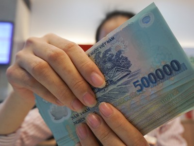 Nhận lương hàng chục triệu đồng nhưng nhân viên ngân hàng chịu khá nhiều áp lực. Ảnh: Anh Tú.