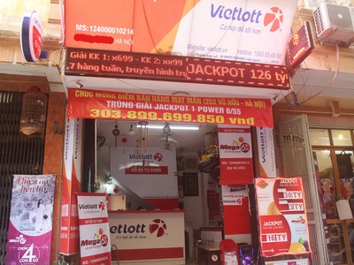Đại lý Vietlott, nơi bán vé độc đắc Jackpott trúng gần 304 tỷ đồng tại Hà Nội. (Ảnh: Hồng Vân)
