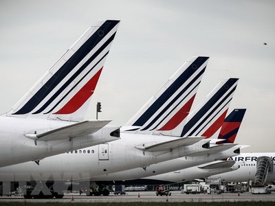 Nhân viên Hãng hàng không Air France tham gia đình công bên ngoài trụ sở ở Rossy, Pháp. (Nguồn: AFP/TTXVN)