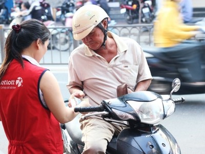 Người dân Sài Gòn mua vé số Vietlott. Ảnh: Phương Đông.