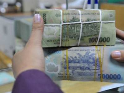 Giao dịch gửi tiền tại một ngân hàng cổ phần có trụ sở ở TP HCM. Ảnh: PV.