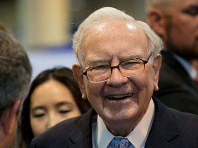 Warren Buffett đi dạo quanh khu triển lãm tại ĐHCĐ Berkshire Hathaway. Ảnh: Reuters