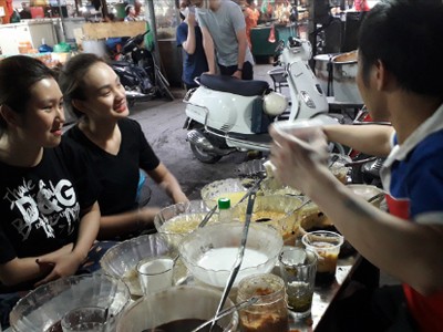 Nhiều bạn trẻ tìm tới quán để thưởng thức cốc chè mà Nguyệt "thảo mai" trong "Phía trước là bầu trời" đã bỏ mặc cả người yêu để ăn một mình: chè đỗ xanh thêm trân châu.