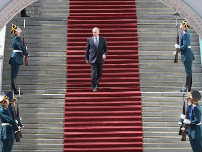 Putin chuẩn bị chủ trì lễ diễu binh sau khi tuyên thệ nhậm chức. Ảnh: Reuters.