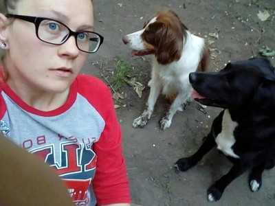 Mỗi tháng cô phải chi 50 bảng Anh (khoảng hơn 1,5 triệu đồng) để mua thức ăn cho 2 chú chó nhưng với phiếu giảm giá, cô thường xuyên không tốn đồng nào cho khoản này. (Nguồn: The Sun)