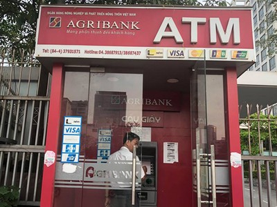 Agribank - đơn vị sở hữu số ATM lớn nhất hệ thống - vừa thông báo tăng phí rút tiền nội mạng. Ảnh: T.L.