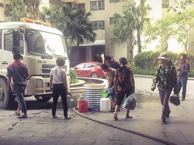 Người dân khu đô thị Mulberry Lane lấy nước từ xe tec. 