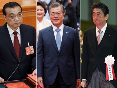 Từ trái qua phải: Thủ tướng Trung Quốc Lý Khắc Cường, Tổng thống Hàn Quốc Moon Jae-in, Thủ tướng Nhật Bản Shinzo Abe. Ảnh: AP.
