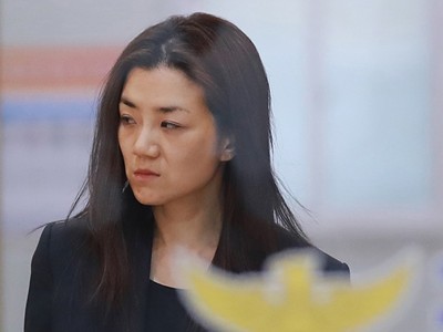 Cho Hyun-min rời trụ sở cảnh sát sau 15 giờ thẩm vấn. Ảnh: Yonhap.