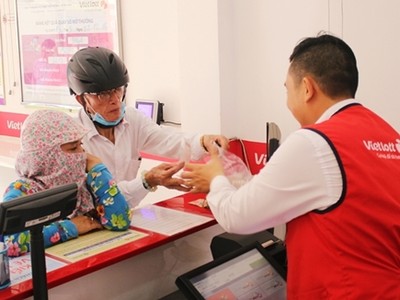 Cụ già mua vé tại một điểm bán hàng của Vietlott. 