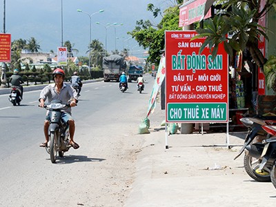 Các điểm giao dịch bất động sản trung tâm huyện Vạn Ninh mọc lên sau thông tin Vân Phong thành đặc khu. Ảnh: Xuân Ngọc