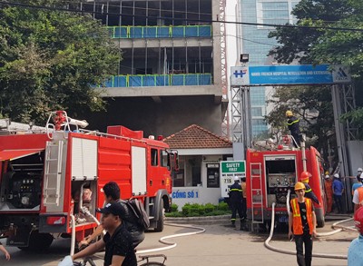 Một công trình đang xây dựng nằm trong khuôn viên Bệnh viện Việt - Pháp bị hỏa hoạn. Ảnh: Gia Chính