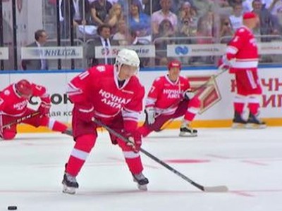 Putin ghi 5 bàn trong trận khúc côn cầu với tuyển thủ Olympic