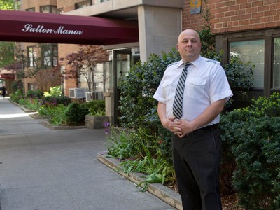 Ekrem “Eddie” Hoti, người gác cửa tại tòa nhà số 430, đường số 56, Sutton Place, New York. (Nguồn: New York Post)